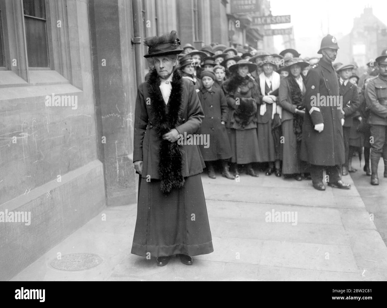 Visita reale a Lincoln. La signora Beechey, vedova di un clergyman del Lincolnshire, che aveva otto figli - cinque sono stati uccisi durante la guerra - uno è stato mutilato e impotente per tutta la vita e il rimanente (18 anni) è stato chiamato al servizio. 9 aprile 1918 Foto Stock