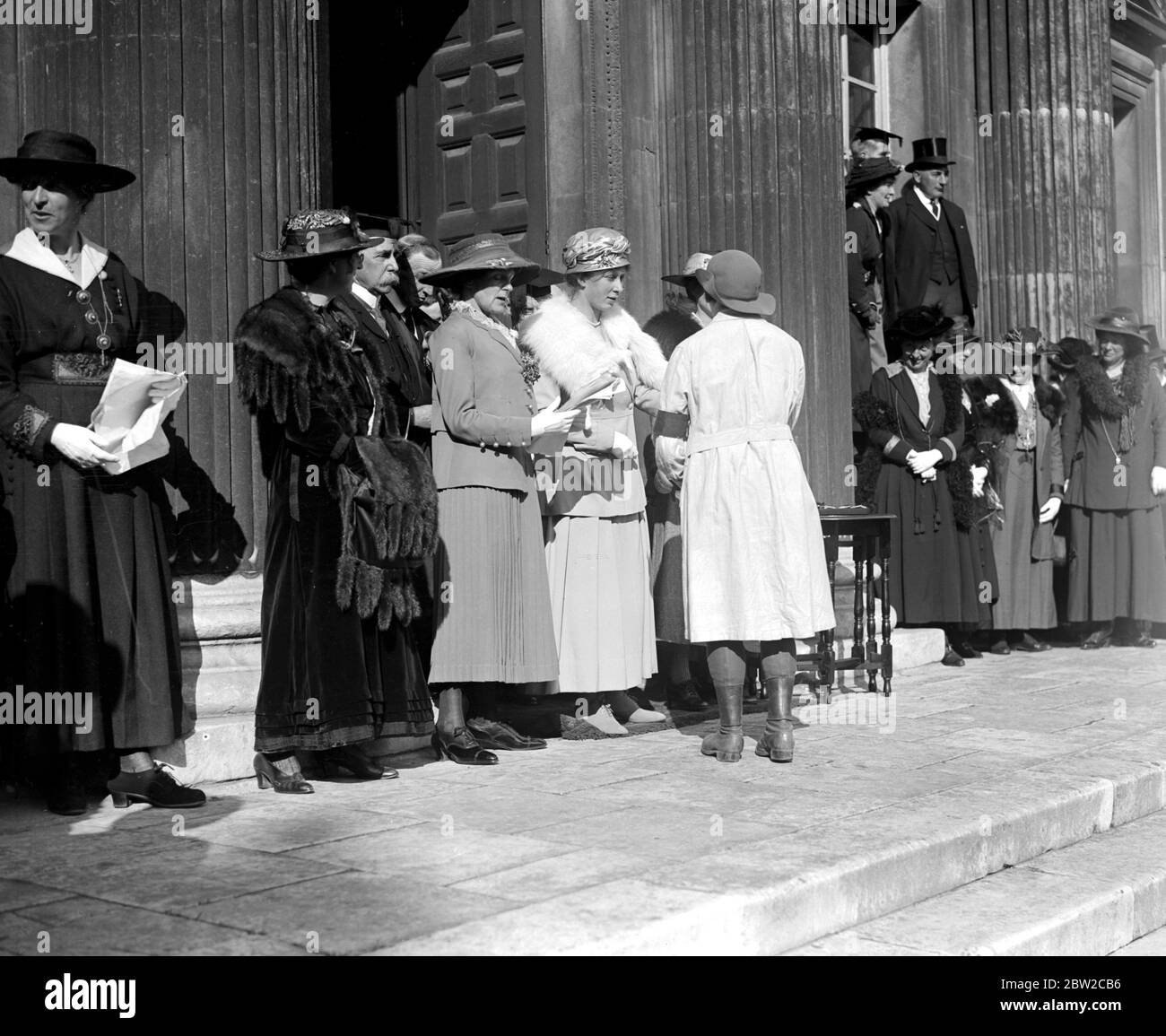 La principessa Mary presenta Badges e Long Service Chevron ai lavoratori di terra a Cambridge. 23 marzo 1918 Foto Stock