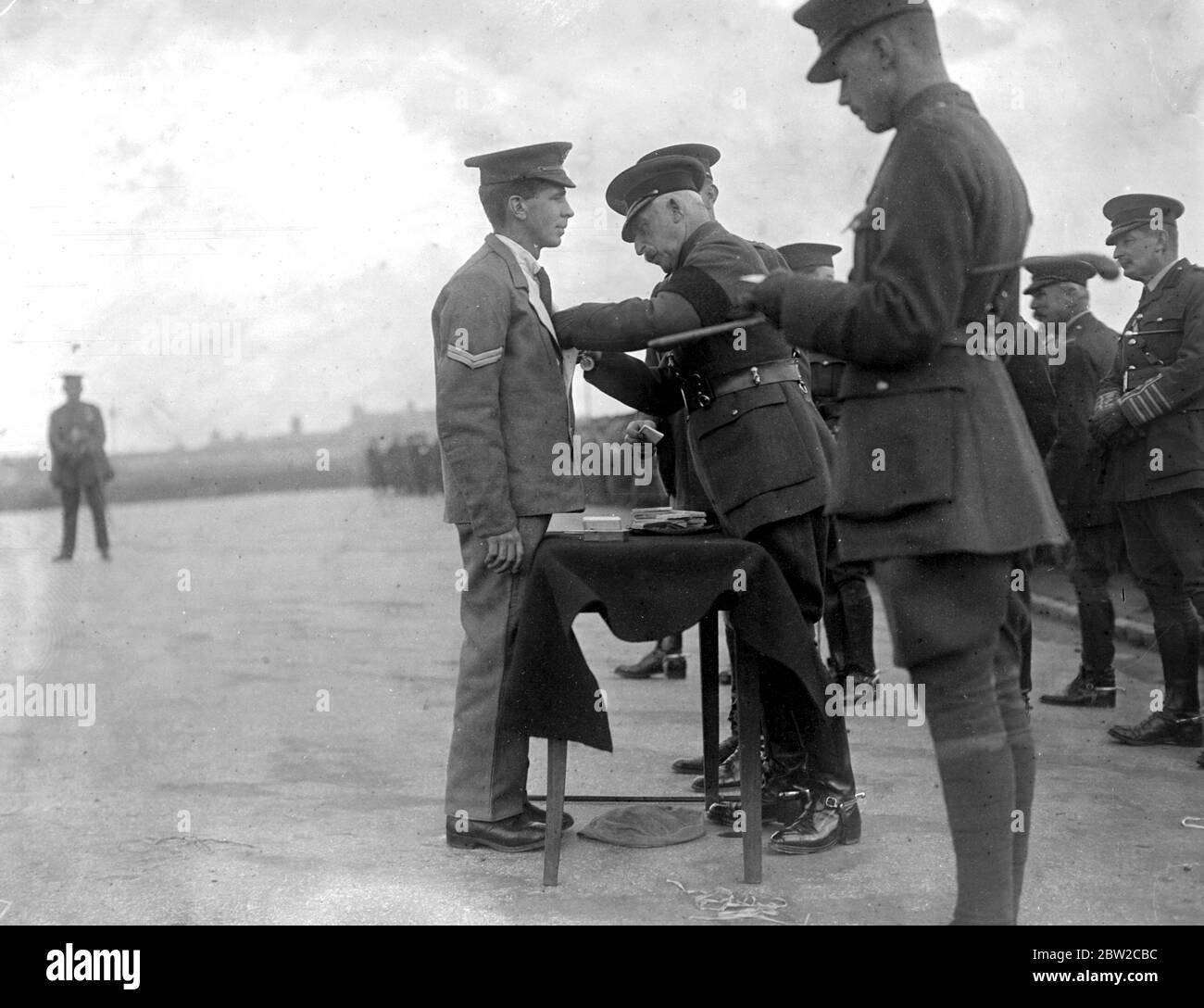 Il Duca di Connaught presenta gli onori di guerra su Plymouth Hoe. Spettacoli fotografici: Corparal Williams, M.M. 27 ottobre 1917 Foto Stock