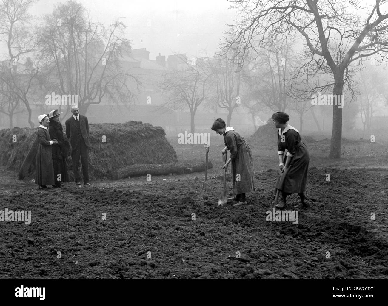 Il Principe di Galles e la Principessa Maria visitano il Prince of Wales General Hospital, Tottenham. La principessa Mary guarda alcune delle infermiere scavando nel loro fuori servizio. 19 marzo 1918 Foto Stock