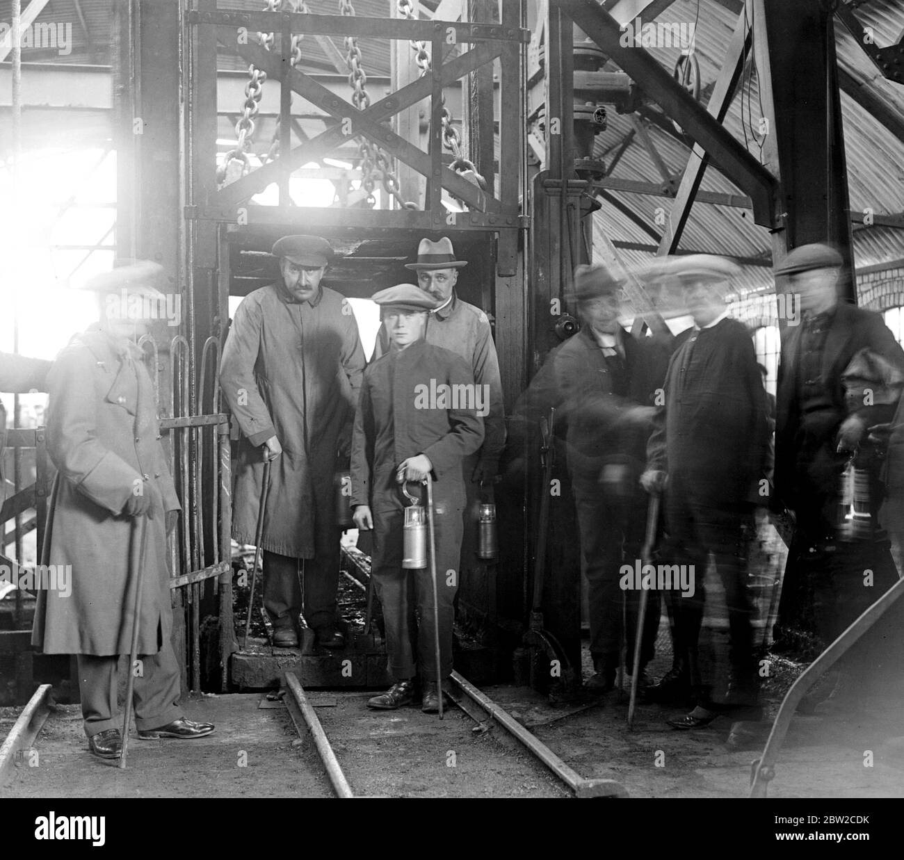 Visita del Principe del Galles ai centri industriali del Galles del Sud. Alla foce del Victoria Colliery Pit. Sir Sidney Greville dietro Prince. 22 febbraio 1918 Foto Stock