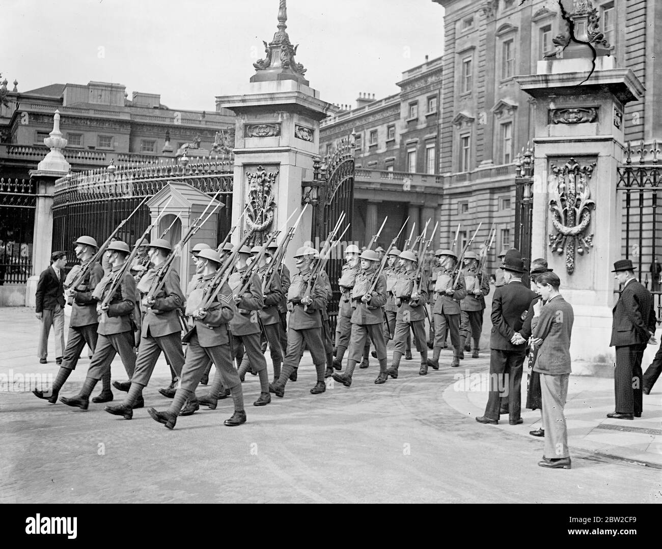 Le guardie indossavano caschi in acciaio durante la cerimonia del cambio della guardia a Buckingham Palace. 2 settembre 1939 Foto Stock
