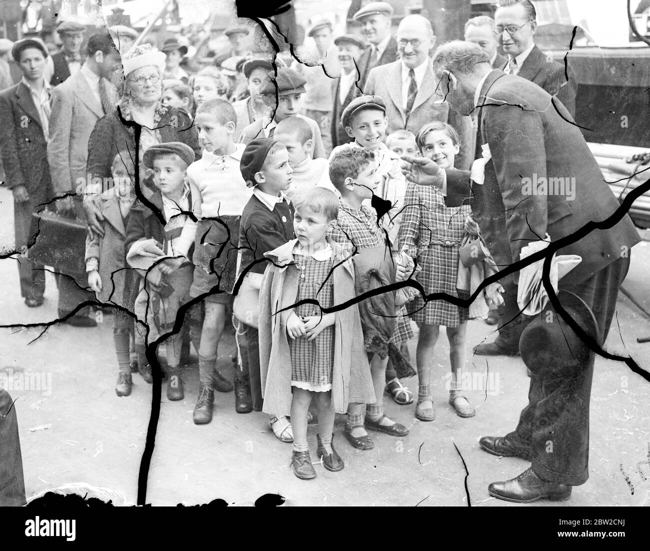 Il primo contingente di bambini rifugiati polacchi, provenienti dal confine tedesco polacco, sbarcò dalle SS Warszawa a Mark Brown's Wharf, Tooley Street, Londra. I bambini rifugiati che ricevono istruzioni da un funzionario al loro arrivo. 29 agosto 1939 Foto Stock