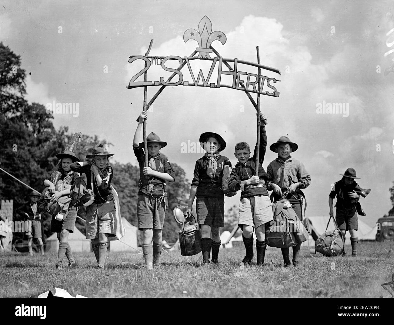 Il raduno dei boy Scout della contea di Hertfordshire si svolge a Hatfield Park nel fine settimana. Foto: I ragazzi della seconda truppa di Herts Sud Ovest arrivarono con striscioni e bagagli. 1 giugno 1939 Foto Stock