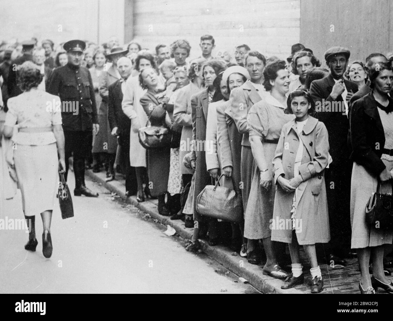 Mogli di soldati, convocate in base all'ordine di mobilitazione olandese emesso durante la crisi, si accodano ad Amsterdam per la loro indennità di separazione. 30 agosto 1939 Foto Stock