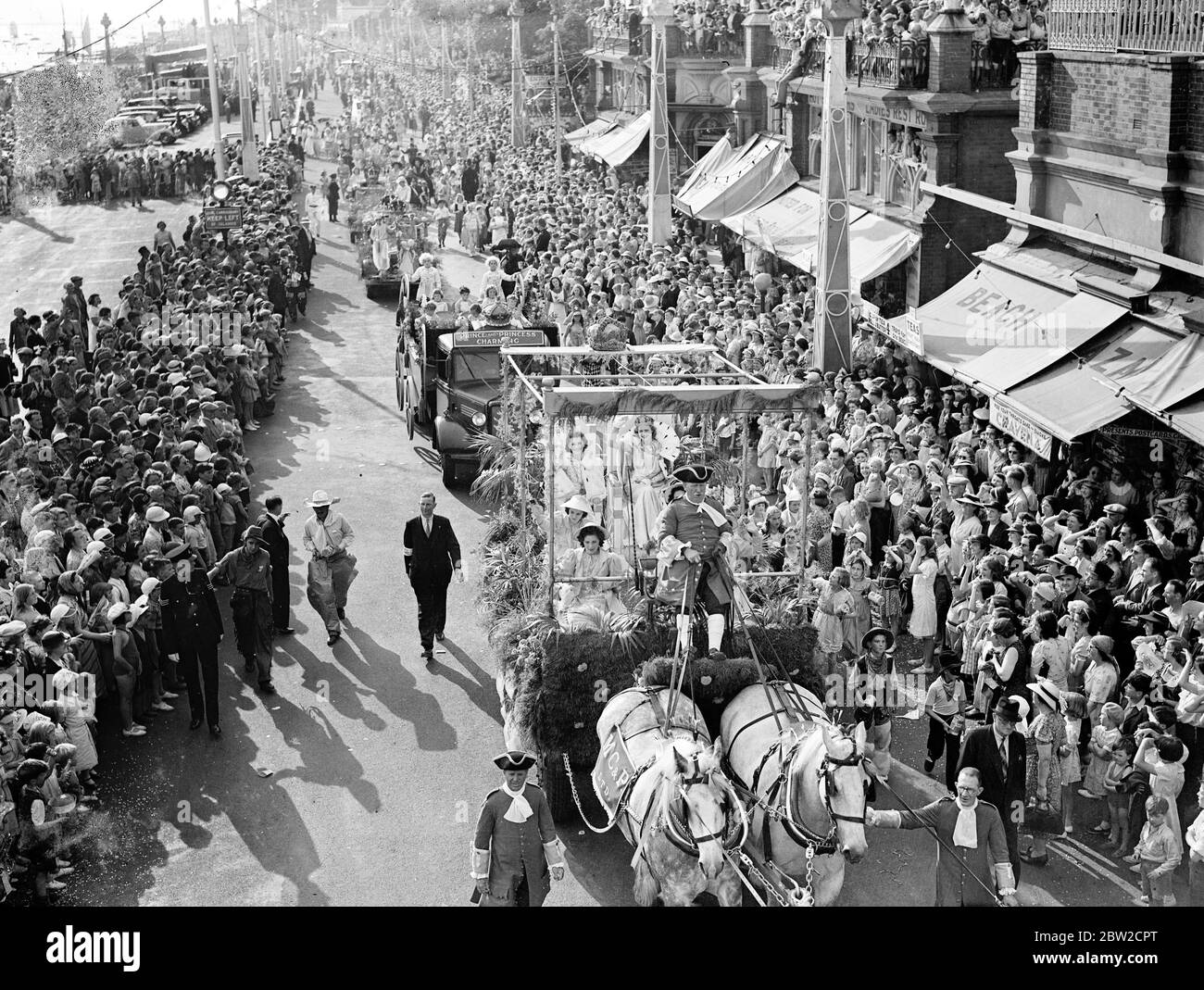 Guardato da una folla di turisti, la processione annuale dell'Ospedale di Southend passò attraverso le strade decorate con gusto della città. 23 agosto 1939 Foto Stock