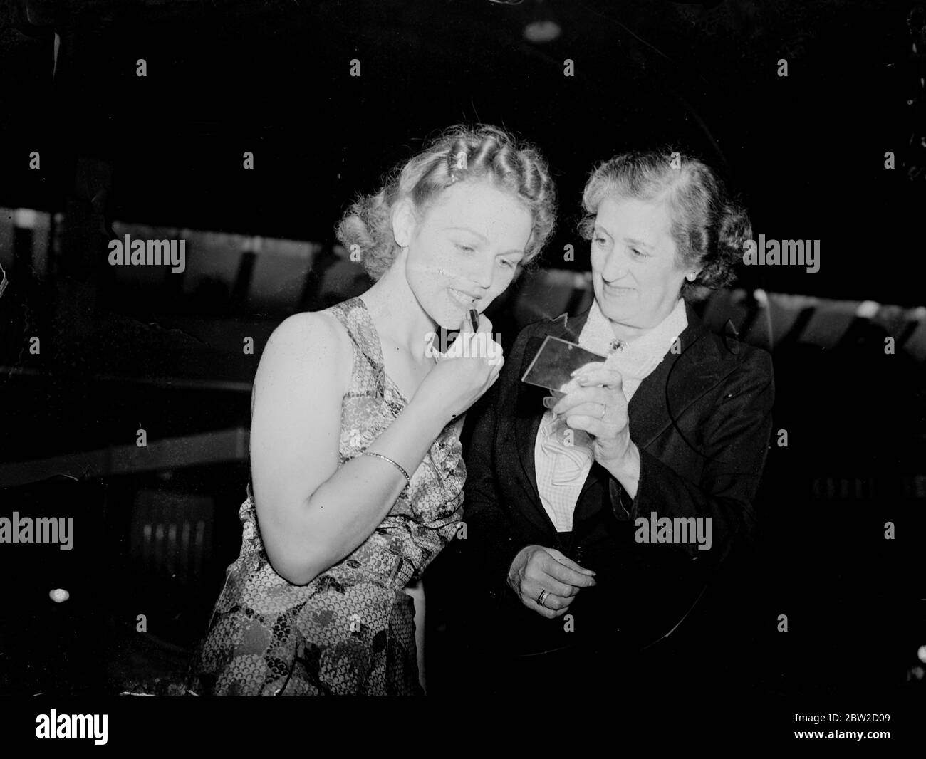 Tutto è pronto all'Olympia per l'apertura della radio di domani (mercoledì). Lady Standing, madre di Michael Standing, commentatore della BBC, aiuta la signorina Radiolimpia - Patsy Kench - a fare il suo lavoro. Lady Standing è Miss Radiolimpia chaperone e la descrive come un tipo ideale di moderna ragazza inglese. 22 agosto 1939 Foto Stock