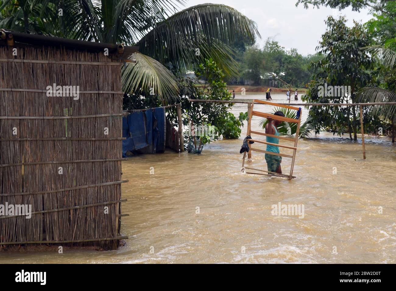 Nagaon, Assam / India - 29 2020 maggio: UNA vittima colpita da alluvione che guastava l'acqua per spostare i suoi beni in un luogo sicuro a causa del costante aumento di acqua alluvione. Foto Stock
