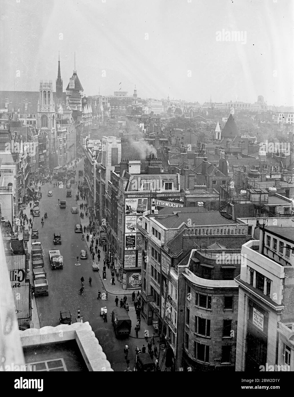 Vista verso i tribunali legali su Fleet Street, Londra. Giugno 1939 Foto Stock