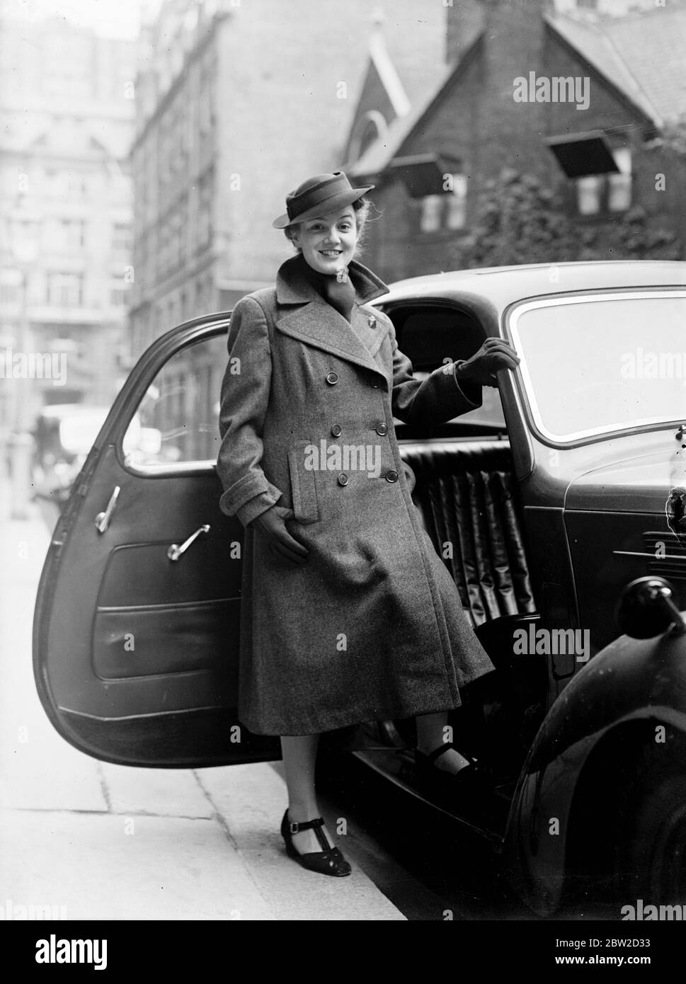 Un cappotto e cappellino, approvati ufficialmente dai servizi volontari delle Donne per la Difesa civile per l'uso dei suoi membri sono stati presentati presso gli uffici dei servizi volontari delle Donne a Tothill Street, Londra. Foto: Il nuovo cappotto e cappellino indossato dalla signora John Dunlop, una delle prime volontarie. 28 giugno 1939 Foto Stock