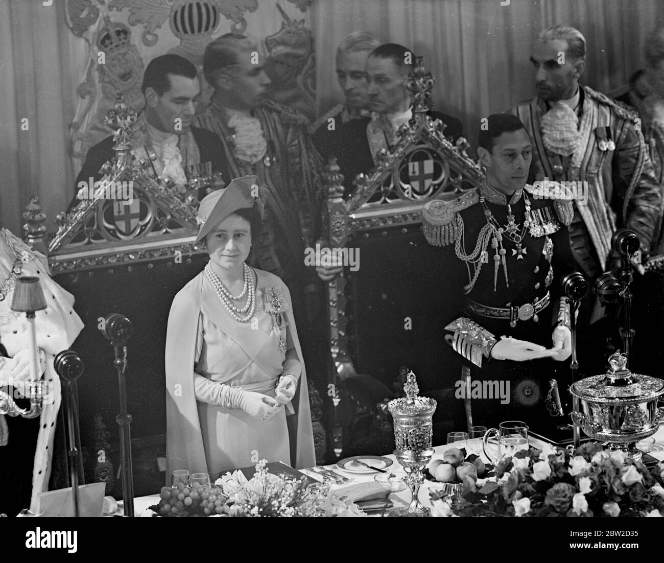 Il re e la regina furono intrattenuti per pranzo dal Signore Sindaco e dalla Signora Mayoressa di Londra alla Guildhall, dopo il loro ritorno dal Canada. La foto mostra la scena brillante al pranzo. 23 giugno 1939 Foto Stock