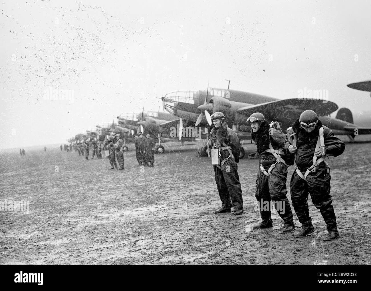Queste foto sono state scattate da un fotografo dello staff, con il permesso delle autorità polacche, presso la stazione dell'aeronautica polacca di Mokotow, vicino a Varsavia. L'aviazione polacca è altamente efficiente e si sta preparando intensamente a svolgere il suo ruolo nella difesa nazionale in caso di attacco alla Polonia. Tutti gli aerei sono ora prodotti dallo stato polacco, e una nuova fabbrica di governo si unisce al campo di volo. La fabbrica comprende sale da pranzo del personale, ha appartamenti per l'alloggio dei dipendenti e ha anche un proprio centro commerciale. Tutti gli aeromobili fabbricati in quel luogo sono di metallo, la maggior parte dei quali è estratto in Polonia. Punto Foto Stock