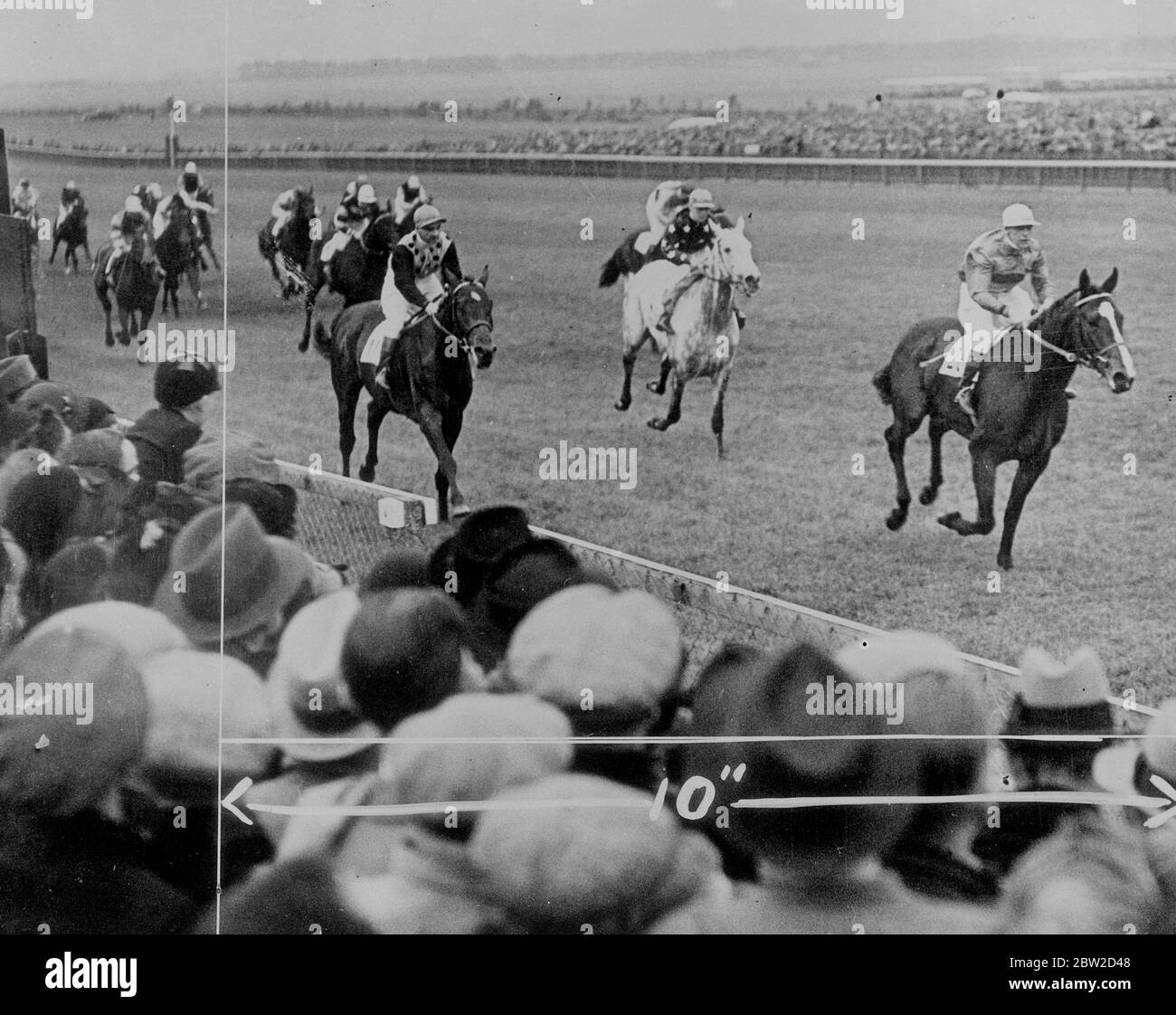 Contrevent, di proprietà della principessa de Faucigny-Lucinge, e guidato da UN Tucker, ha segnato un'altra vittoria per la Francia vincendo il Cesarewitch a Newmarket. Il sig. J Horrurg's Duconnet, Gordon Richards Up, è stato secondo con FET, un precedente vincitore di proprietà del sig. E Benson e guidato da e Smith, terzo. 26 ottobre 1938 Foto Stock