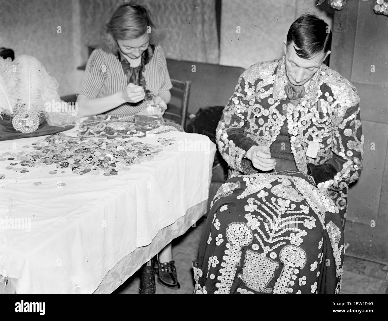 Come l'autunno è il momento in cui le famiglie reali di Coster di Londra revisionano le tute perlacee dopo la stagione estiva. MR H G Tabram, di Holborn, il re primitivo di Londra, e la sua famiglia stanno facendo una visita. Le tute perlacee hanno da 20,000 a 50,000 pulsanti e ogni membro della famiglia Tabram ha un indirizzo outfit come indicazione di classifica. L'onorevole Tabram può anche effettuare riparazioni sulle tute dei re delle montagne russe. Il signor Tabramhas si dimise dal 1899, essendo suo padre re dei prioni nel 1870. Tutti i membri del Tabram e infine comparve davanti ai membri della famiglia reale. Spettacoli fotografici: MR Ta Foto Stock