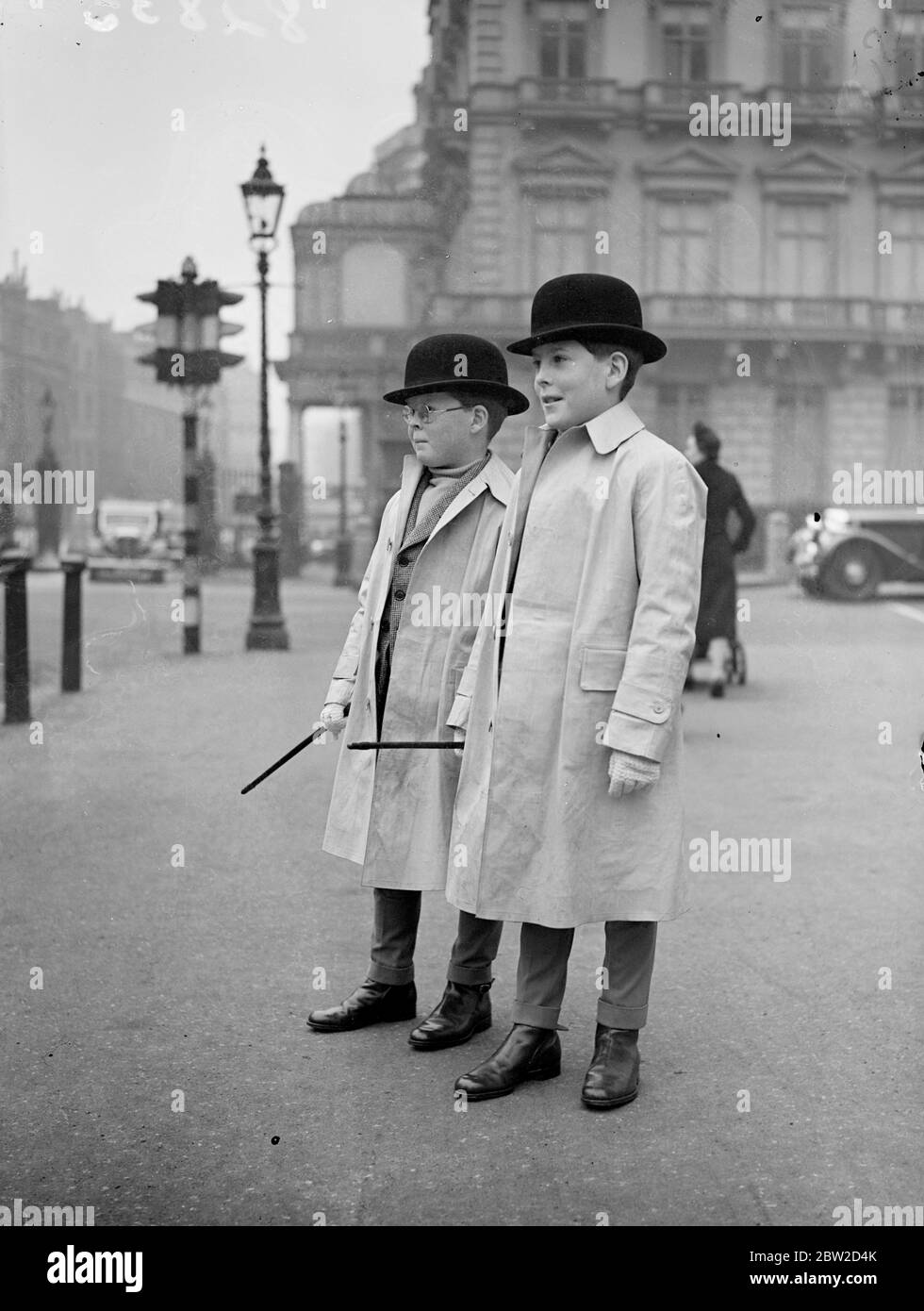 Due ragazzi i cui garbi di guida a Rotten Row, Hyde Park, sicuramente gradirebbero l'occhio critico di Sir Walter Gilbey, stickler per la correttezza sartoriale. Sono Ned Eyre, la macchina fotografica più vicina, e Jim Eyre, e sono vestiti in jodhpurs, sgombri bianchi e cappelli bowler. 4 febbraio 1939 Foto Stock