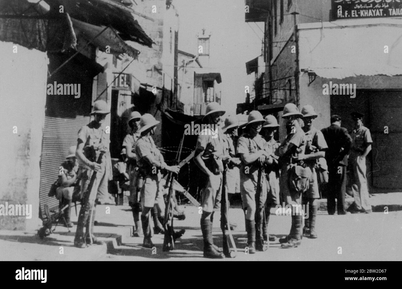 Soldati britannici in guardia vicino alla porta di Jaffa per la città vecchia di Gerusalemme. Questo è stato dichiarato il punto più lontano della rioccupazione britannica della città vecchia. Al di là di essa i terroristi sono ancora protetti dal labirinto di strade strette e passaggi sotterranei. 26 ottobre 1938 Foto Stock