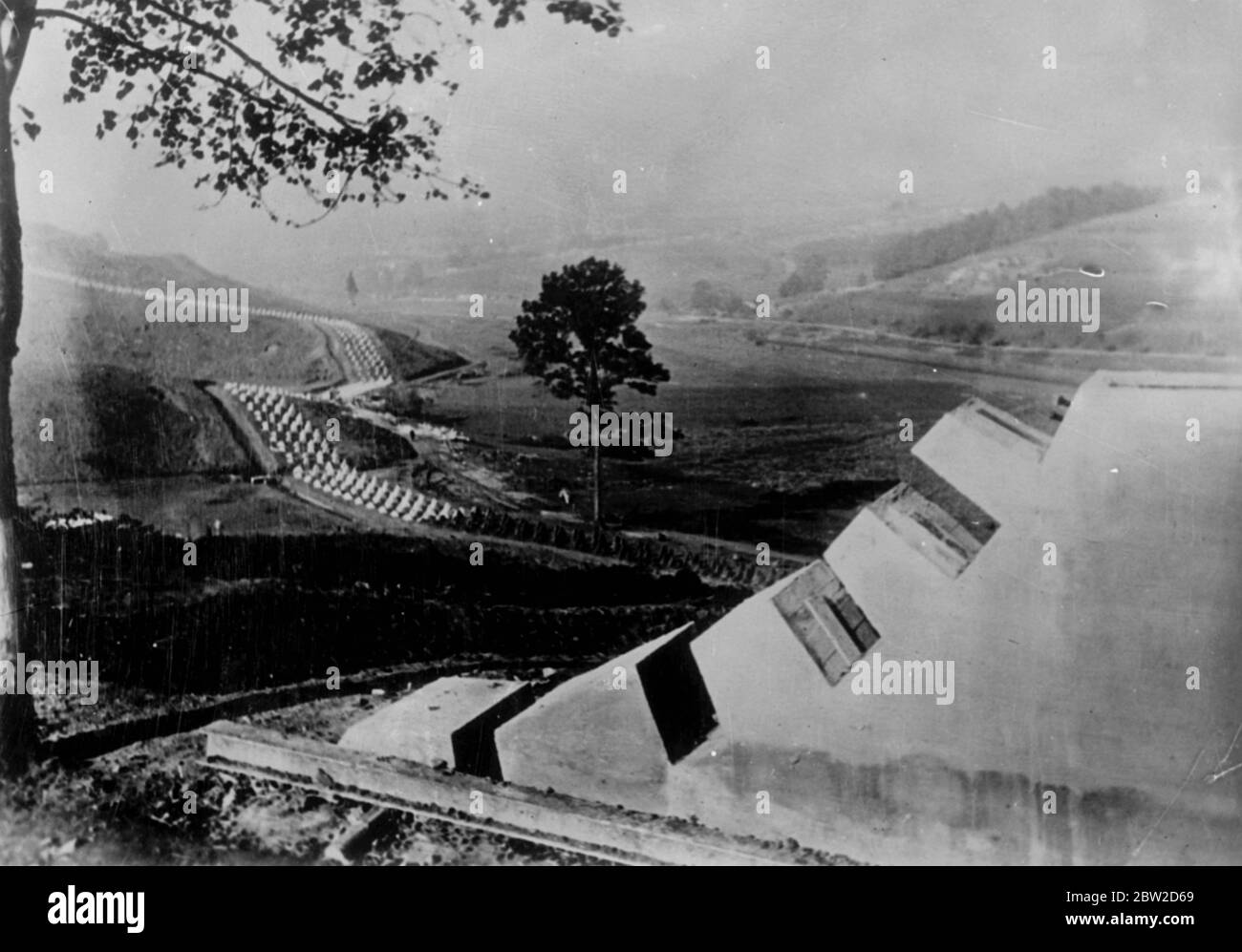 Solo poche settimane dopo la crisi ceca che ha portato l'Europa all'orlo della guerra, la Germania ha pubblicato i dettagli della sua gigantesca Siegfried Line, costruita sulla frontiera francese in segreto come risposta alla famosa Maginot Line. I tedeschi sostengono che la linea è inespugnabile. Foto spettacoli: La vista A della linea Siegfried. Si allunga fino in fondo la serie di file delle barriere cisterna in calcestruzzo. Si afferma che i trattori sarebbero strappati dai serbatoi che tentavano di attraversarli. 26 ottobre 1938 Foto Stock