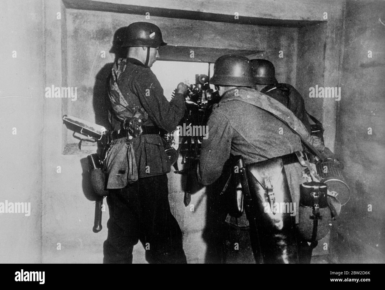Solo poche settimane dopo la crisi ceca che ha portato l'Europa all'orlo della guerra, la Germania ha pubblicato i dettagli della sua gigantesca Siegfried Line, costruita sulla frontiera francese in segreto come risposta alla famosa Maginot Line. I tedeschi sostengono che la linea è inespugnabile. Foto: Sparatori tedeschi in uno dei forti della linea Siegfried. 26 ottobre 1938 Foto Stock