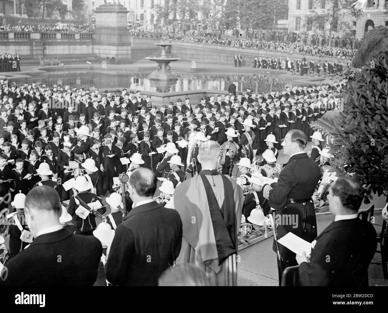 2000 cadetti marini della Navy League massaggiarono in Trafalgar Square per un servizio di batterista condotto dal Decano di Westminster, il Reverendo di destra, Mons. Paul de Labilliere. Una marcia seguita, il saluto è n preso dall'ammiraglio Sir Edward Evans (Evans del rotto). Il servizio, organizzato dalla Navy League, è stato per commemorazione e Ringraziamento in connessione con Trafalgar Day. Foto: Ammiraglio Sir Edmund (a destra) e Decano di Westminster al servizio. 23 ottobre 1938 Foto Stock