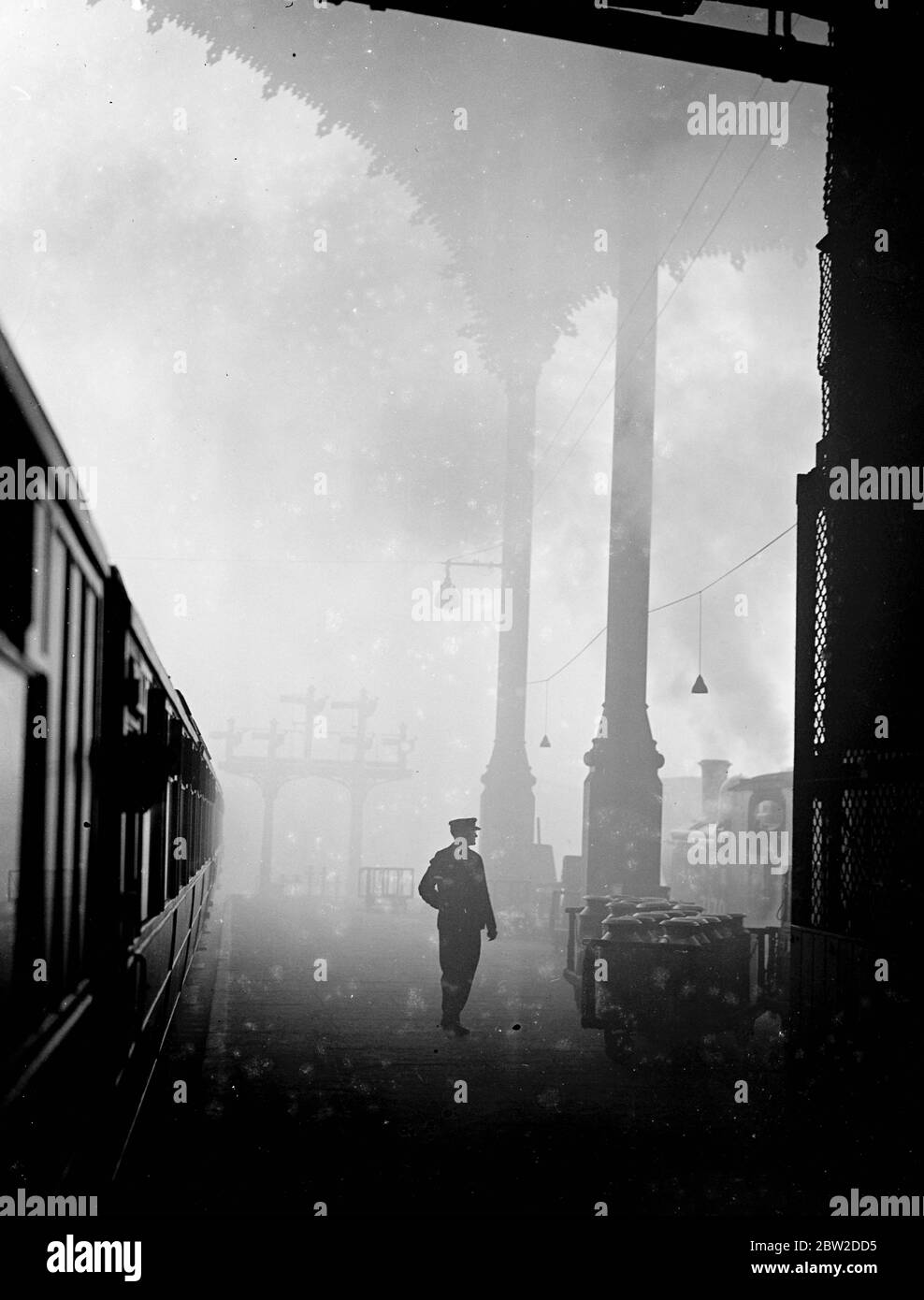 Una scena alla stazione di Liverpool Street, come la prima grande nebbia di Londra della stagione avvolge la città, causando molto ritardo. 24 ottobre 1938 Foto Stock