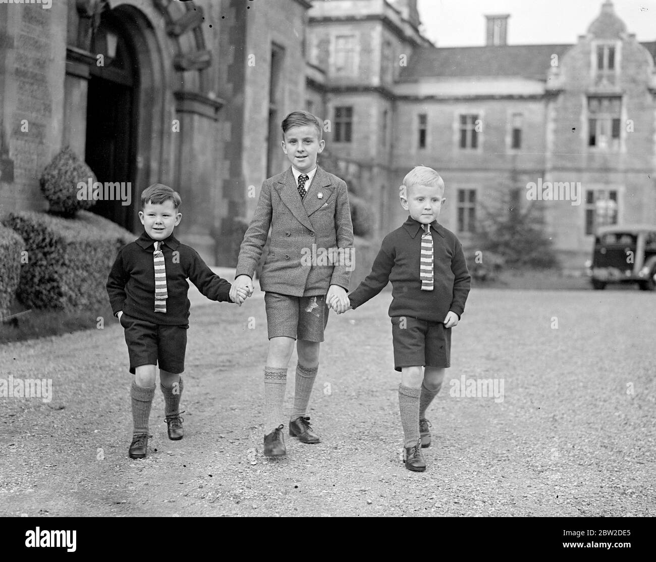 Protege del Duca di Kent, Cirillo giorno, 10 anni, arrivò con il fratello Michele, di cinque anni, all'Orfanotrofio reale infantile, Wanstead, di cui il Duca è patrono. Cirillo fu presentato per l'ammissione all'orfanotrofio dal Duca. Suo padre morì dopo una caduta da una scala mentre si metteva in su le decorazioni sopra i suoi locali di affari per accogliere il duca durante la sua visita al mercato di Needham, Suffolk. I due fratelli sono stati ricevuti all'arrivo all'orfanotrofio da Sir George Harvey, MP, presidente dell'orfanotrofio. Spettacoli fotografici: Cyril (centro) con Brian Roberts (a sinistra), che è stato presentato per l'ammissione Foto Stock