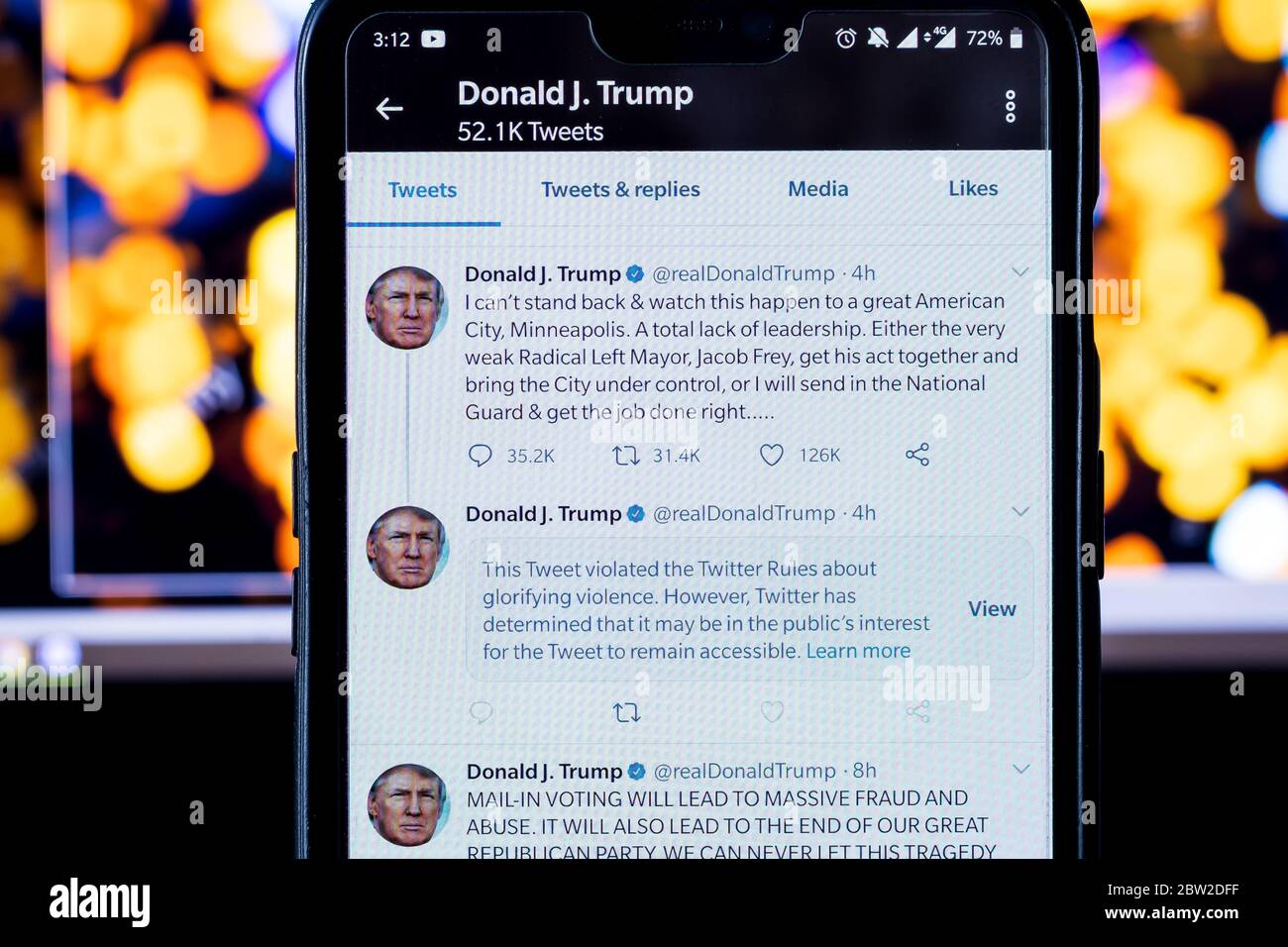 Twitter aggiunge per la prima volta un'etichetta di avvertimento al tweet di Donald Trump. Foto Stock