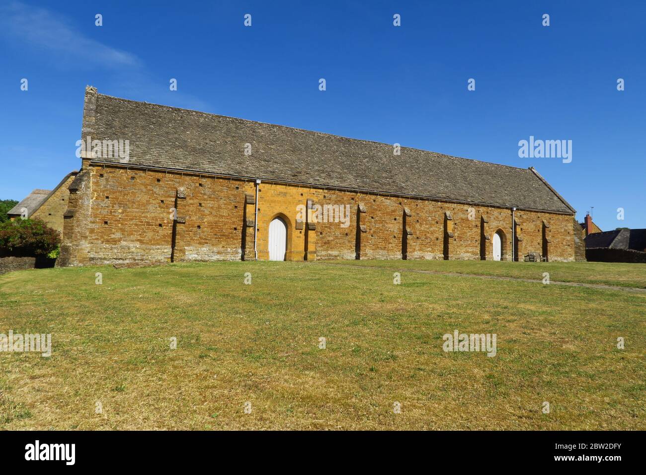 Swallcliffe Tithe Barn, un fienile metà cazzo del 15 ° secolo nel villaggio nord di Oxfordshire di Swallcliffe Foto Stock