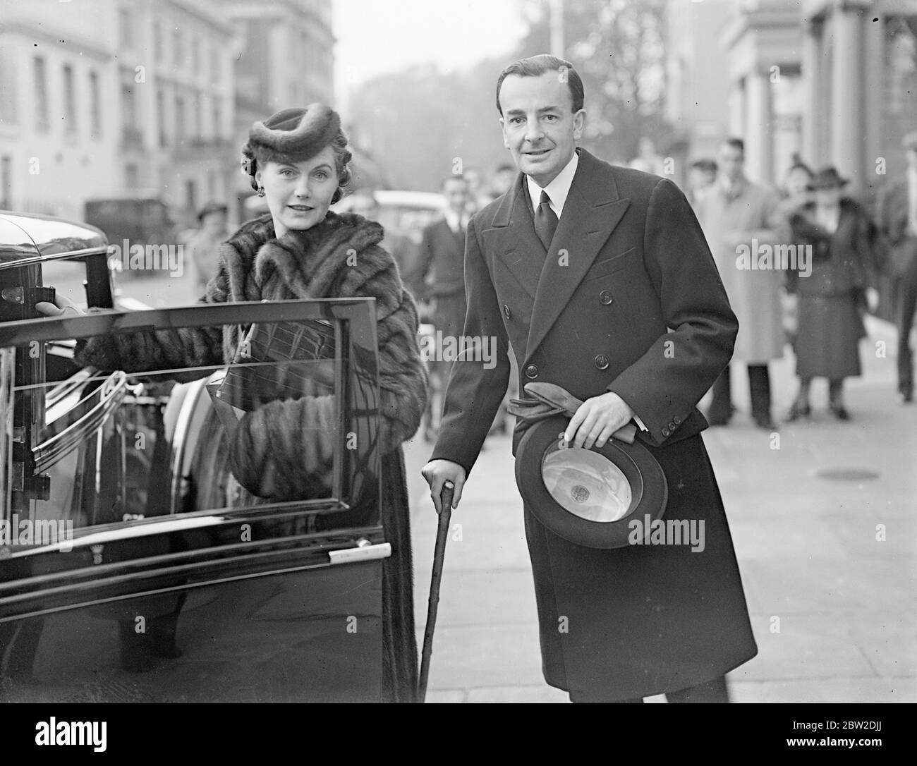 Lord Beatty, accompagnato dalla moglie, ha lasciato la sua casa londinese a Upper Belgrave Street per salire a bordo dell'Ile de France nella prima tappa del giro della crociera mondiale che sta facendo per completare la sua convalescenza dopo il recupero dal suo grave incidente di caccia dello scorso febbraio. Spettacoli fotografici: Lord e Lady Beatty lasciano la loro casa di Londra per unirsi all'Ile-de-France. 19 ottobre 1938 Foto Stock