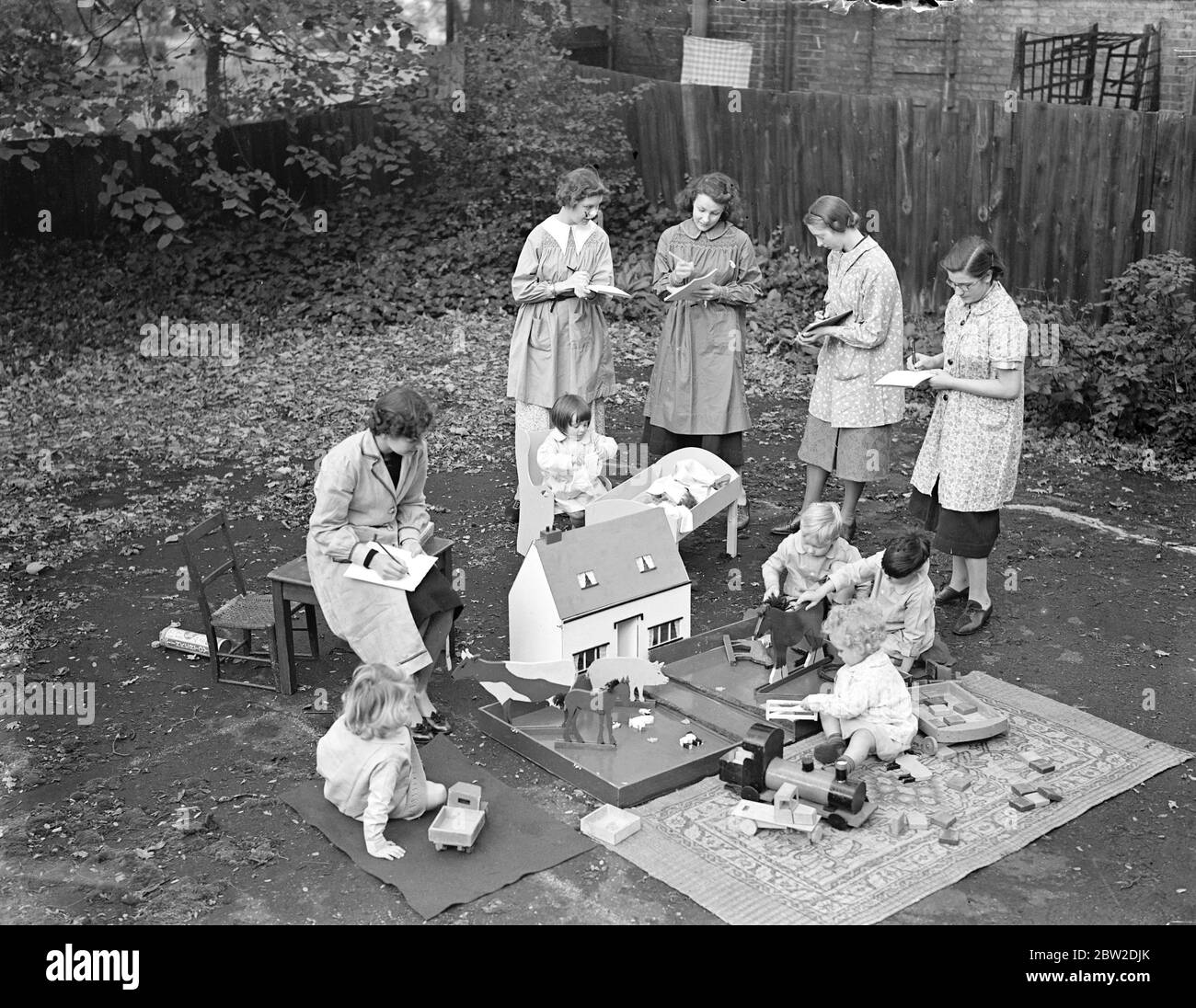 50 bambini di piccola età sotto i cinque anni presso la scuola materna romana hanno fornito esemplari di prima mano agli studenti del Gipsy Hill Training College per insegnanti di giovani bambini, Gipsy Hill, al quale è annesso. Il college è stato il primo in Gran Bretagna ad intraprendere la formazione di insegnanti per le scuole materne. I bambini della scuola materna possono fare il bagno di un bambino, usare le maniere corrette della tabella e cucinare. Essi devono dare una mostra davanti alla Duchessa di Kent in città il 10 novembre per aiutare a raccogliere i soldi per il collegio. Spettacoli fotografici: Studenti del college studia bambini a giocare. I giocattoli erano Foto Stock