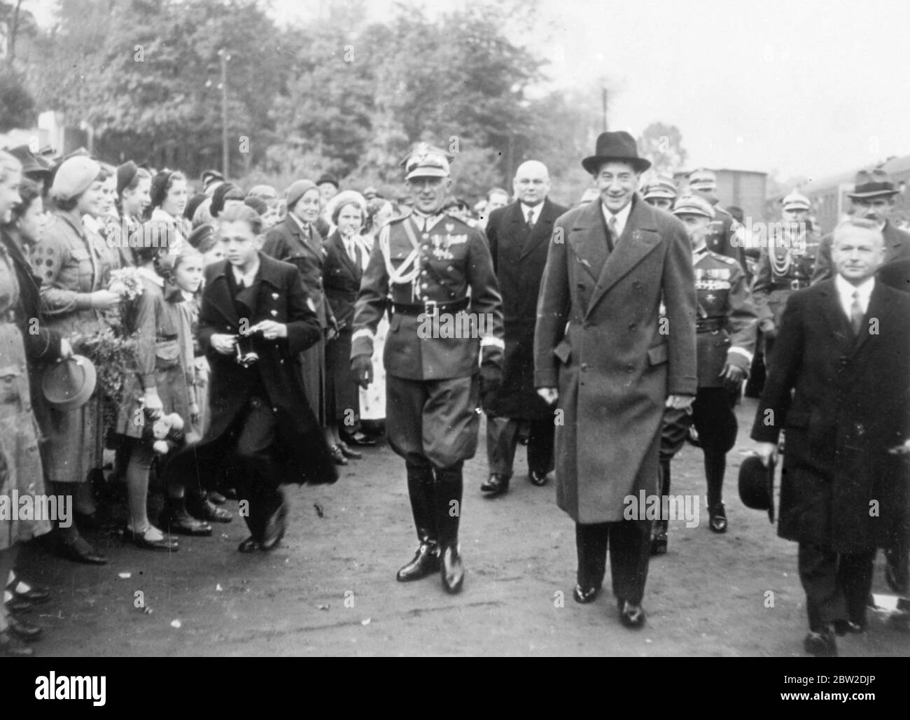 M Joseph Beck, il ministro degli Esteri polacco, è stato accolto con entusiasmo dalla folla quando ha visitato la città di Teschen, ceduta dalla Cecoslovacchia in Polonia dopo un ultimatum. Spettacoli fotografici: M Beck, accompagnato da ufficiali polacchi, passò attraverso la folla durante il suo tour della città. 14 ottobre 1938 Foto Stock