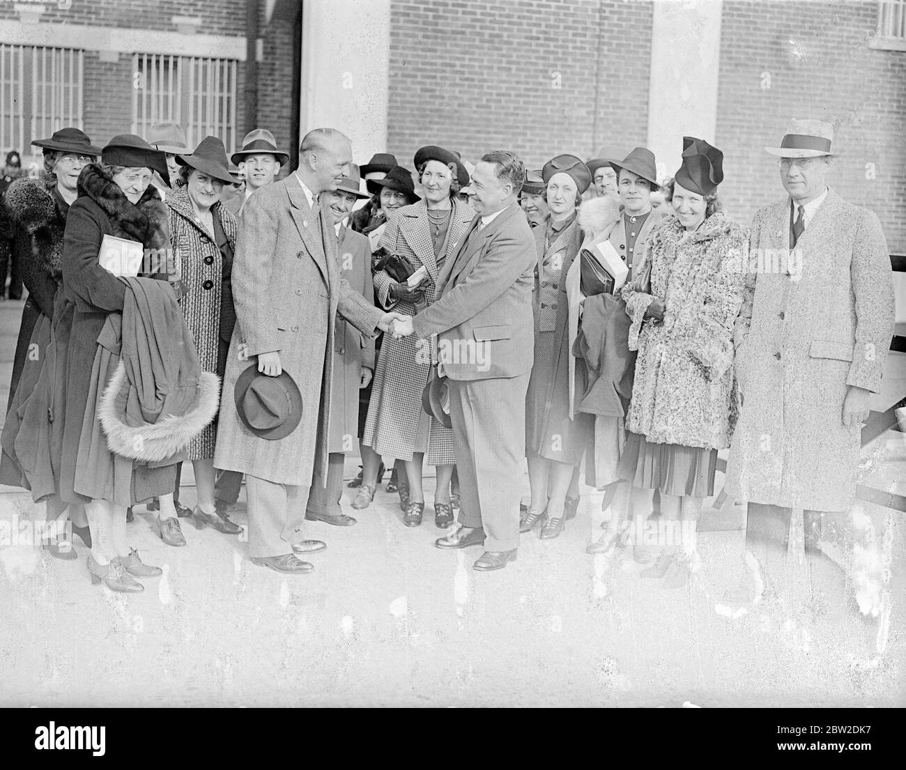 18 dipendenti della ferrovia americana sono arrivati a Southampton sulla linea di Bremen in un tour in Europa. Il sig. Emil G Truemper del dipartimento del tour della linea Amburgo-americana e Nord tedesca dei Lloyds (New York) ha organizzato il tour ed è responsabile del partito. Foto: Emil Truemper accolto da Sharpe, sovrintendente della divisione della sezione occidentale della ferrovia meridionale, quando la festa è arrivata a Southampton. 19 ottobre 1938 Foto Stock
