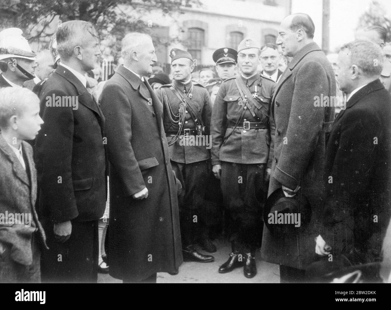 M Joseph Beck, il ministro degli Esteri polacco, è stato accolto con entusiasmo dalla folla quando ha visitato la città di Teschen, ceduta dalla Cecoslovacchia in Polonia dopo un ultimatum. Spettacoli fotografici: M Beck, accolto da ufficiale della città. 14 ottobre 1938 Foto Stock