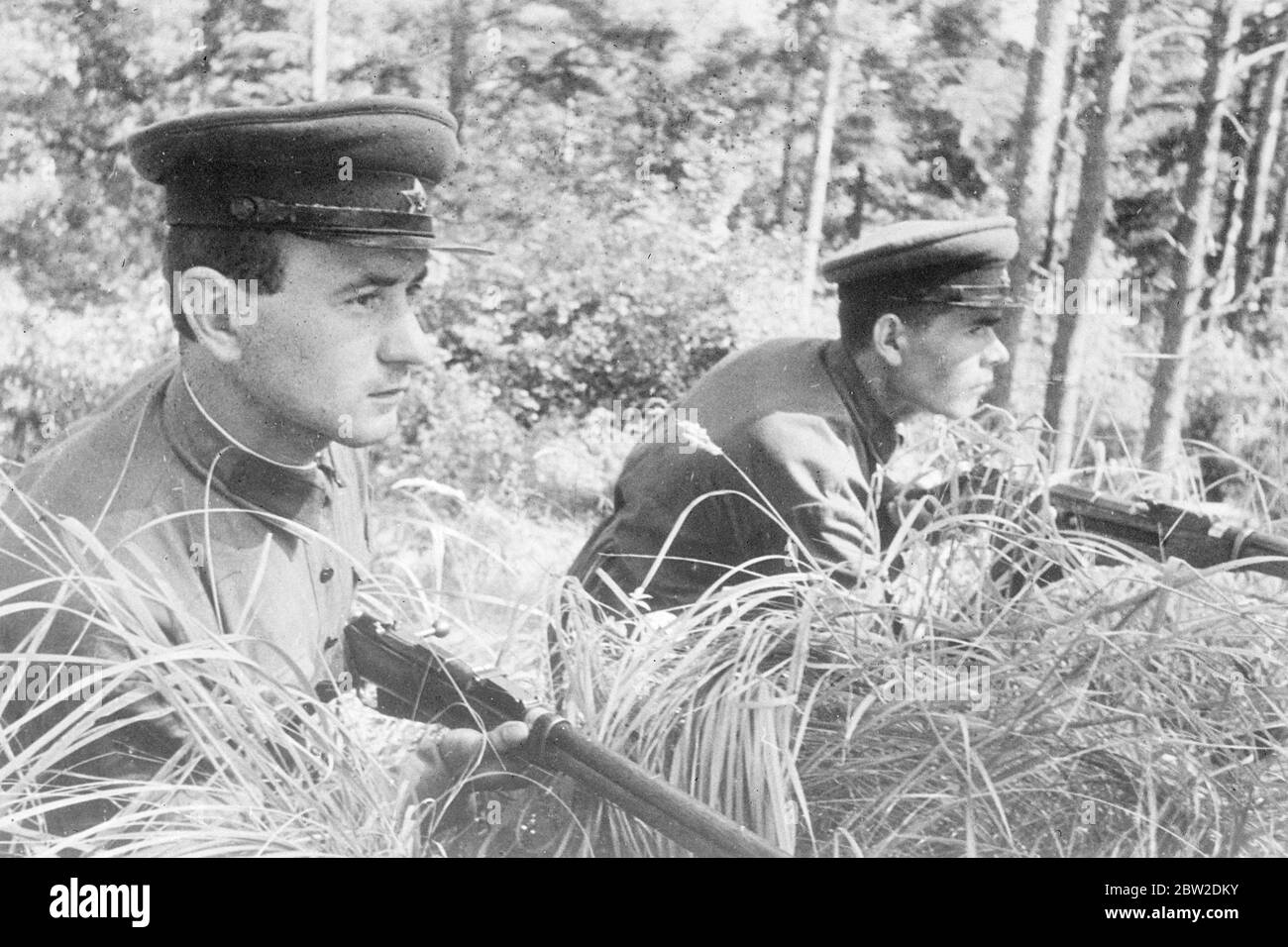 Le giovani guardie di frontiera sovietiche, gli occhi attenti e i fucili pronti, tenere la guardia grim ai confini dell'Ucraina - l'obiettivo ultimo di Hitler. 16 ottobre 1938 Foto Stock