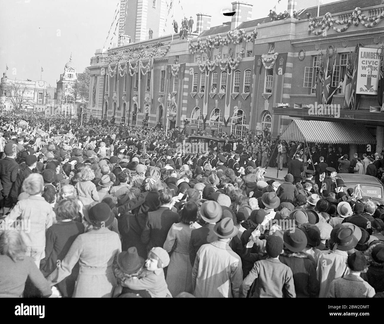 La regina Maria ricevette un caloroso benvenuto quando visitò Brixton per aprire la nuova estensione del Â£90,000 al municipio di Lambeth. Spettacoli fotografici: La grande folla che ha salutato la Regina Maria. 14 ottobre 1938 Foto Stock