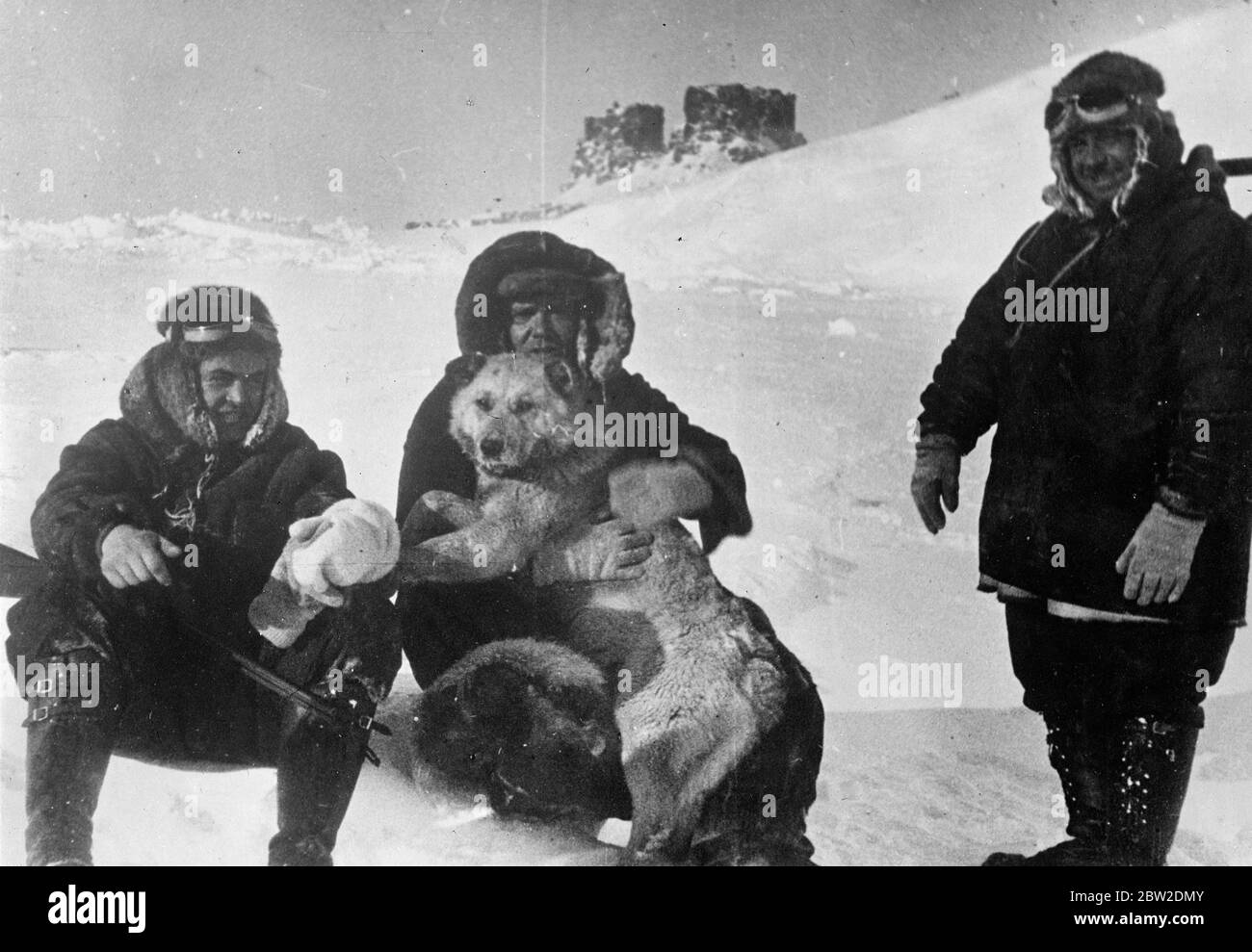 Il flusso polare di ghiaccio si rompe e si rompe sotto i piedi degli scienziati russi. I quattro scienziati sovietici accampati su un flusso di ghiaccio al Polo Nord sono in attesa di morte racchiata nelle tenebre dell'inverno artico. Il partito comprende M Ivan Papanin, il leader, Eugene Federov, astronomo, Peter Shirshov, biologo marino, Ernst Krenkal, operatore wireless, e Jolly e cane Eskimo. Gli scienziati hanno inviato un messaggio radio al mondo che il loro flusso di ghiaccio sta cracking sotto la pressione dei campi d'icefield circostanti. Il flusso può essere sospeso per giorni o solo per ore. Se il segnale radio vede il mondo carica il Foto Stock