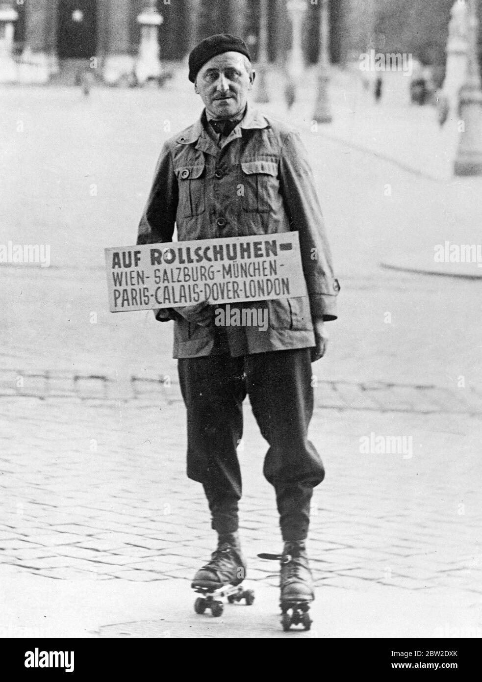 Karl Riemer, un cameriere raffigurato mentre si è messo in pista da Vienna su pattini a rotelle. Sta tentando di pattinare attraverso l'Europa a Londra. Il suo percorso lo porta attraverso Salisburgo, Monaco, Parigi, Calais. 15 agosto 1937 Foto Stock