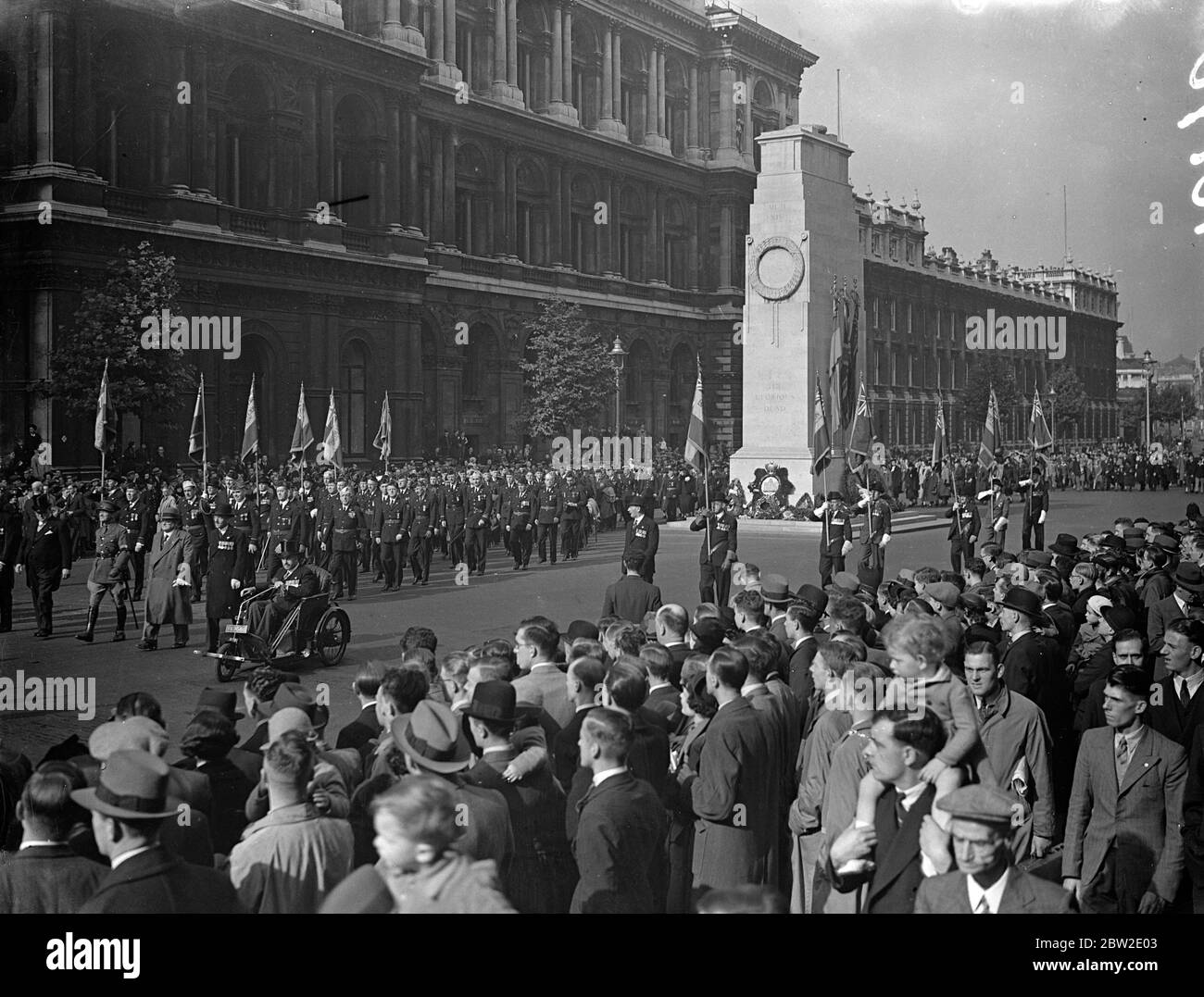 Ritornando dal loro tour dei grandi campi di battaglia di guerra, i membri del partito speciale dei comandanti nazionali della Legione americana sfilarono al Cenotafe di Whitehall e posero una corona. 10 ottobre 1937. Foto Stock