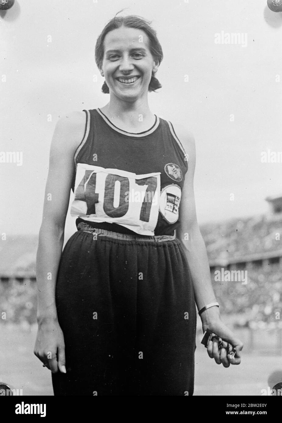 Faulein Dempe dopo aver stabilito il suo nuovo record mondiale, con un tempo di 11.7 secondi, per gli ostacoli di 80 metri nel meeting tedesco di atletica allo Stadio Olimpico di Berlino. 26 luglio 1937. Foto Stock