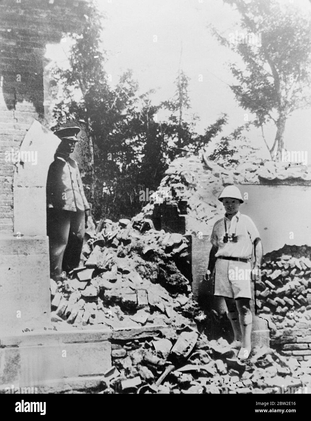 Rovinato quartier generale della 29° Armata Cinese a Pechino dopo essere stato demolito da un pesante incendio di artiglieria giapponese. Tientsin e Pechino furono sottoposti ad intensi bombardamenti aerei e di artiglieria e truppe cinesi si scontrarono con le forze giapponesi in difesa delle città. 12 agosto 1937. Foto Stock