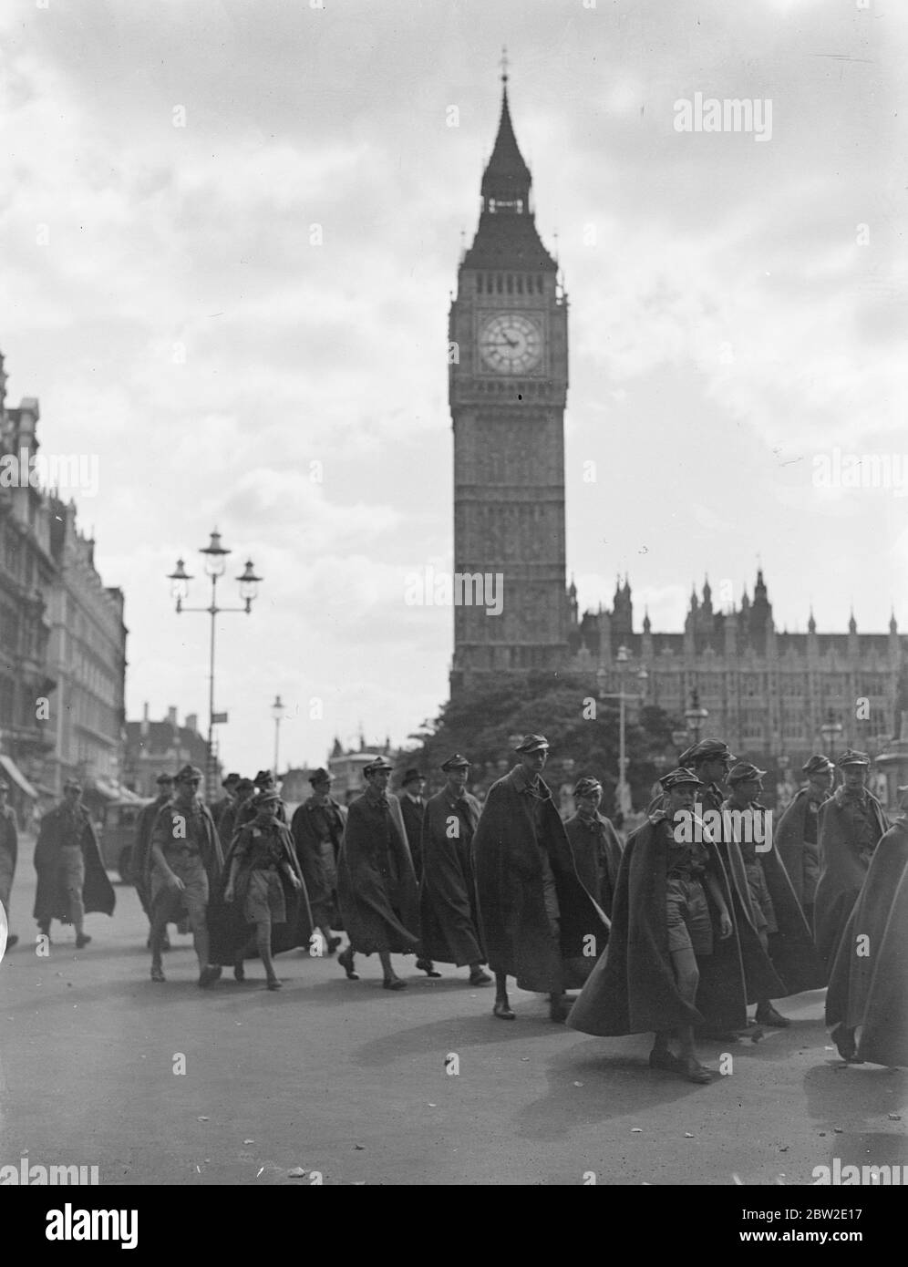 I ragazzi polacchi scout nei loro cloaks fluenti che aveva partecipato al mondo jamboree in Olanda ha trascorso la domenica in un giro turistico di Londra. 15 agosto 1937. Foto Stock