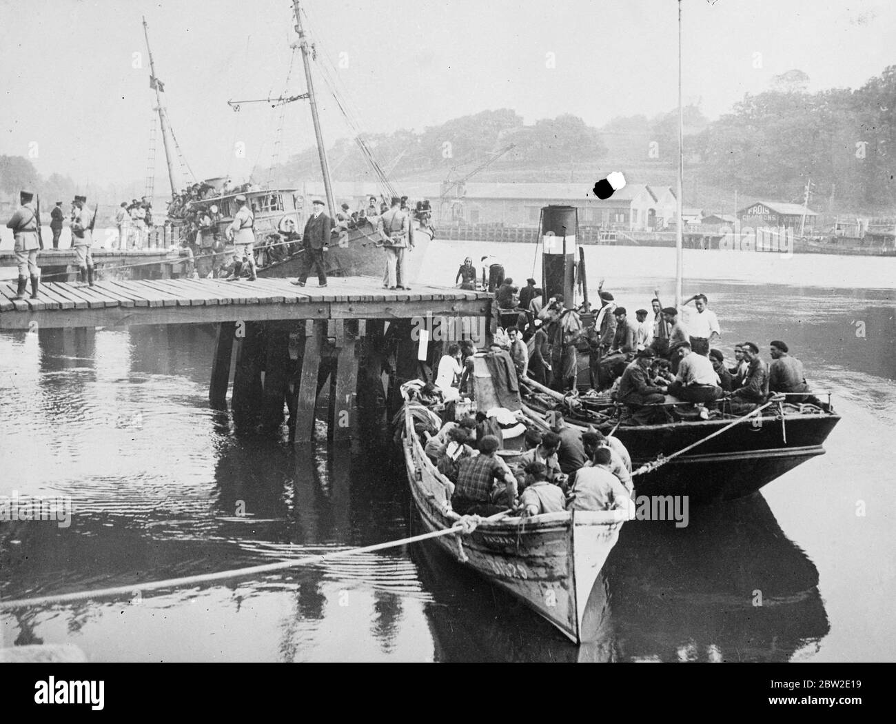 A Bayonne e ad altri porti francesi si è verificata una situazione grave, in quanto migliaia di profughi versano da Santander. I rifugiati vengono portati in barca da pesca spagnola. I pescherecci da traino sono arrivati con ogni piede di spazio occupato da uomini, donne e bambini, e la situazione è resa più difficile dal fatto che molti miliziani hanno ancora mitragliatrici, granate a mano e altre armi, che sono riluttanti a rinunciare. 27 agosto 1937 Foto Stock
