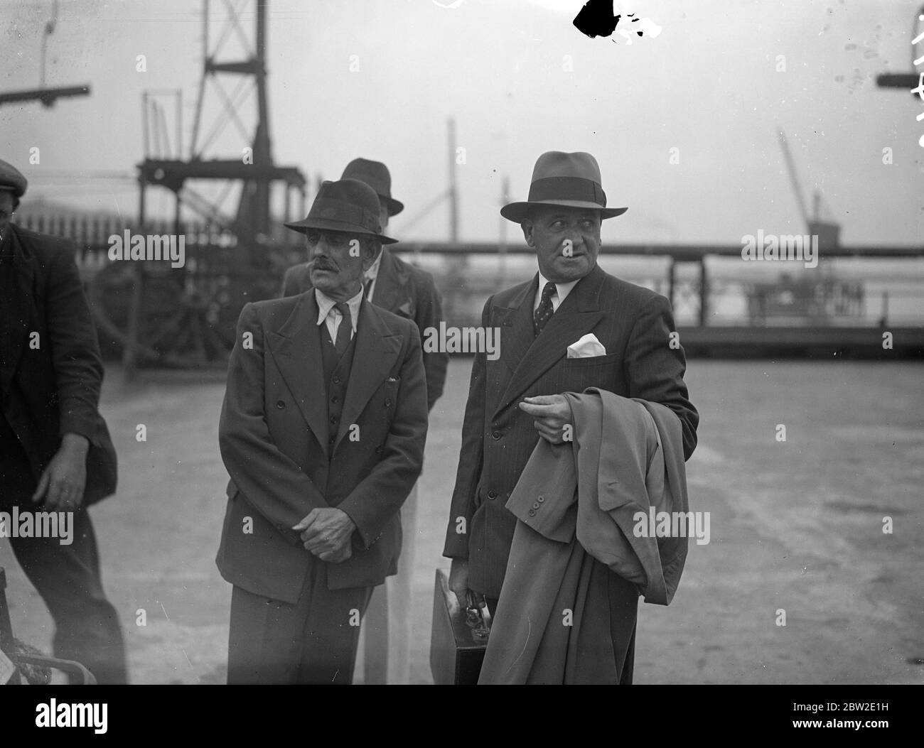 Capitano J.H. Boville, maestro del corporale britannico che chiacchiera all'arrivo a Shell Haven. Il CPL britannico era vicino ad Algeri quando parecchi aerei di soldi sono comparso sopra la nave nelle prime ore del mattino e la bomba e la pistola della macchina al caricatore un'ora che jotting circa 40 bombe altamente-esplosive. La loro nave è sfuggita miracolosamente ad essere colpita. 18 agosto 1937. Foto Stock