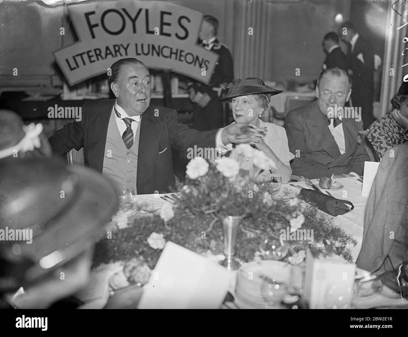 George Robey con la signora Marie Tempest al pranzo letterario ideale che si trova a casa di Grosvenor. 13 agosto 1937. Foto Stock