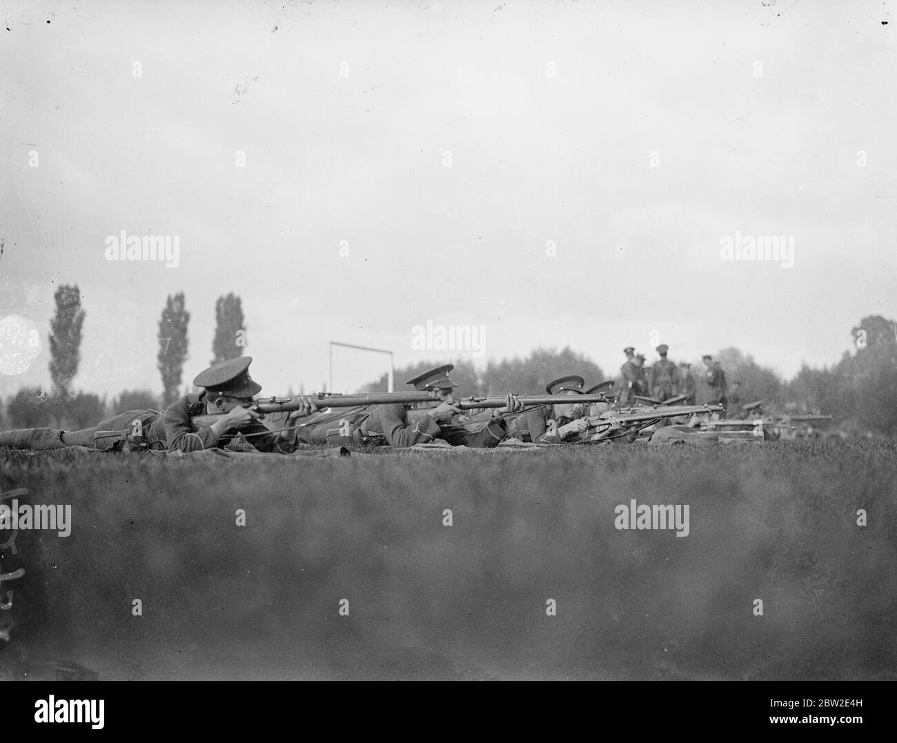 Cadetti di Eton College ufficiali di addestramento corpo intento sul lavoro di imparare a sparare durante l'addestramento sui terreni del college. 14 ottobre 1937. Foto Stock