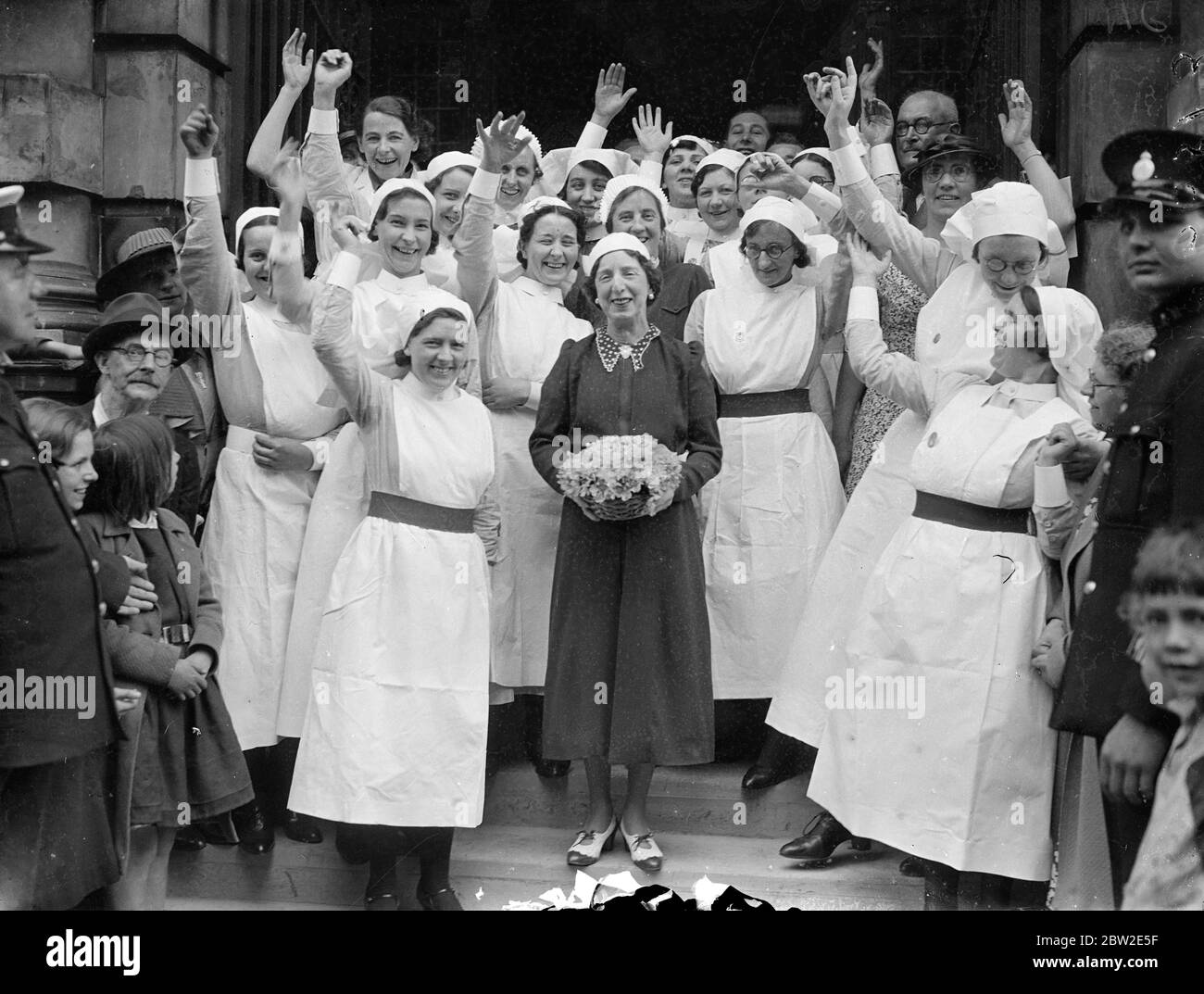 Infermieri che salutavano il fete, dove Nellie Wallace, la comedienne viaggiò specialmente da Clacton per aprire la festa di pavimentazione data in Piazza Regina in aiuto dell'ospedale le malattie nervose, Bloomsbury. 24 luglio 1937 Foto Stock