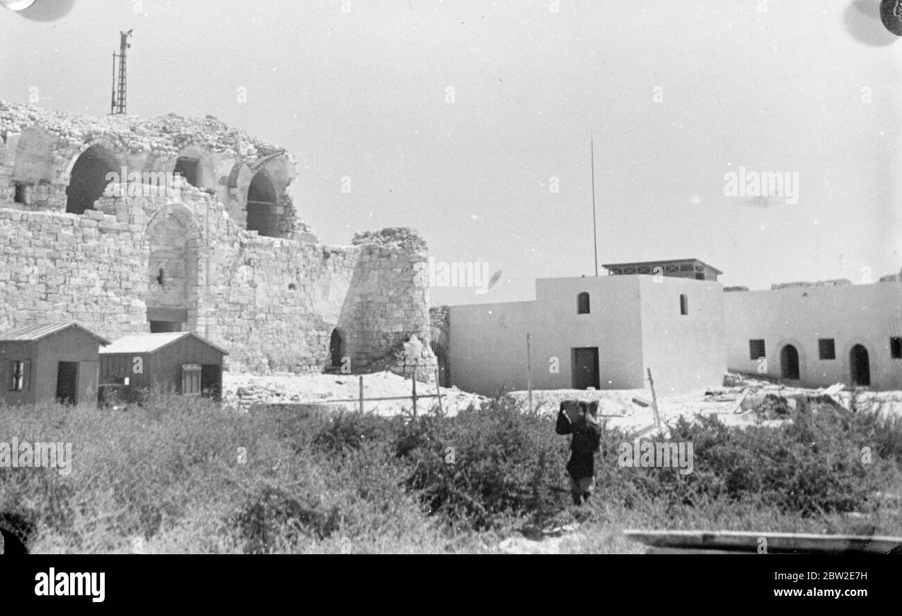 La colonia italiana della Libia è stata dichiarata fortificare la frontiera con fili spessi e sistemi di trincea, l'Egitto sta portando la sua Armata aggiornata. Questa mossa segue la firma del Trattato anglo-egiziano e il conseguente ritiro di truppe di artisti da alcune parti del paese. Il vecchio forte della Baia di Kait che mostra il nuovo edificio accanto al vecchio occupa una posizione strategica sulla costa mediterranea. 26 luglio 1937 Foto Stock