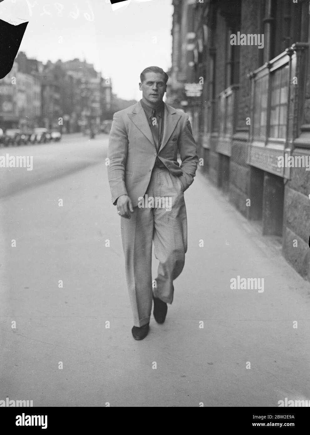 Ronald Walker, è l'uomo più forte al suo peso nel mondo e sta tentando di rompere per registrare il suo record mondiale per due mani snatch il record mondiale per due mani pulito e a scatti, ai campionati olimpici di sollevamento pesi, Londra. 24 luglio 1937 Foto Stock