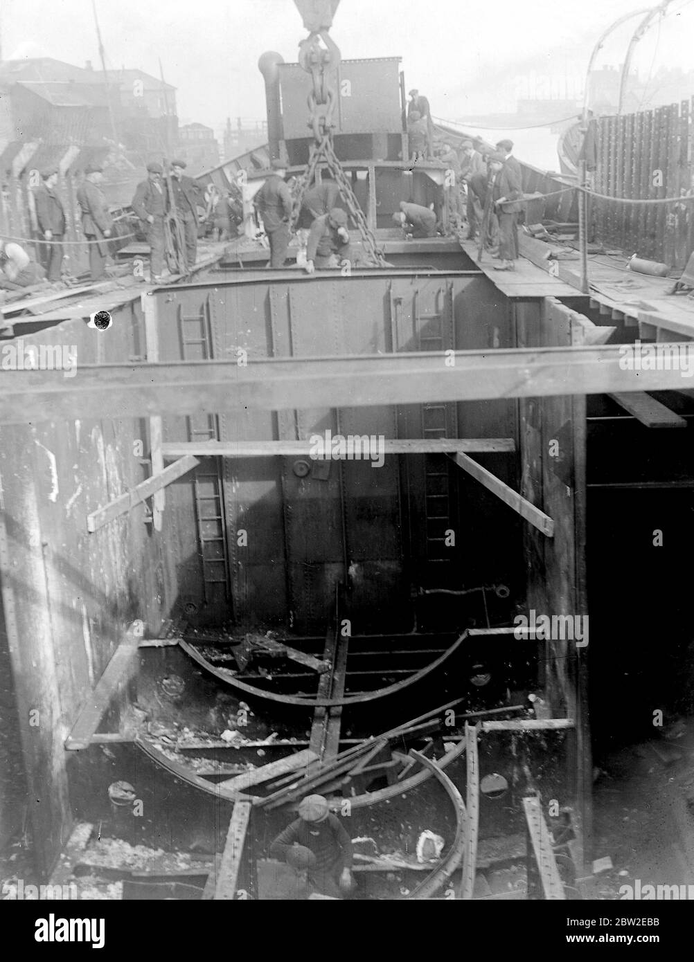 Convettring K Class gunboat al Messrs J Samuels White's Yard a Cowes per scopi commerciali. Tubi di siluro, ecc., che sono stati rimossi per fare spazio ad altre cose. 8 marzo 1920 Foto Stock