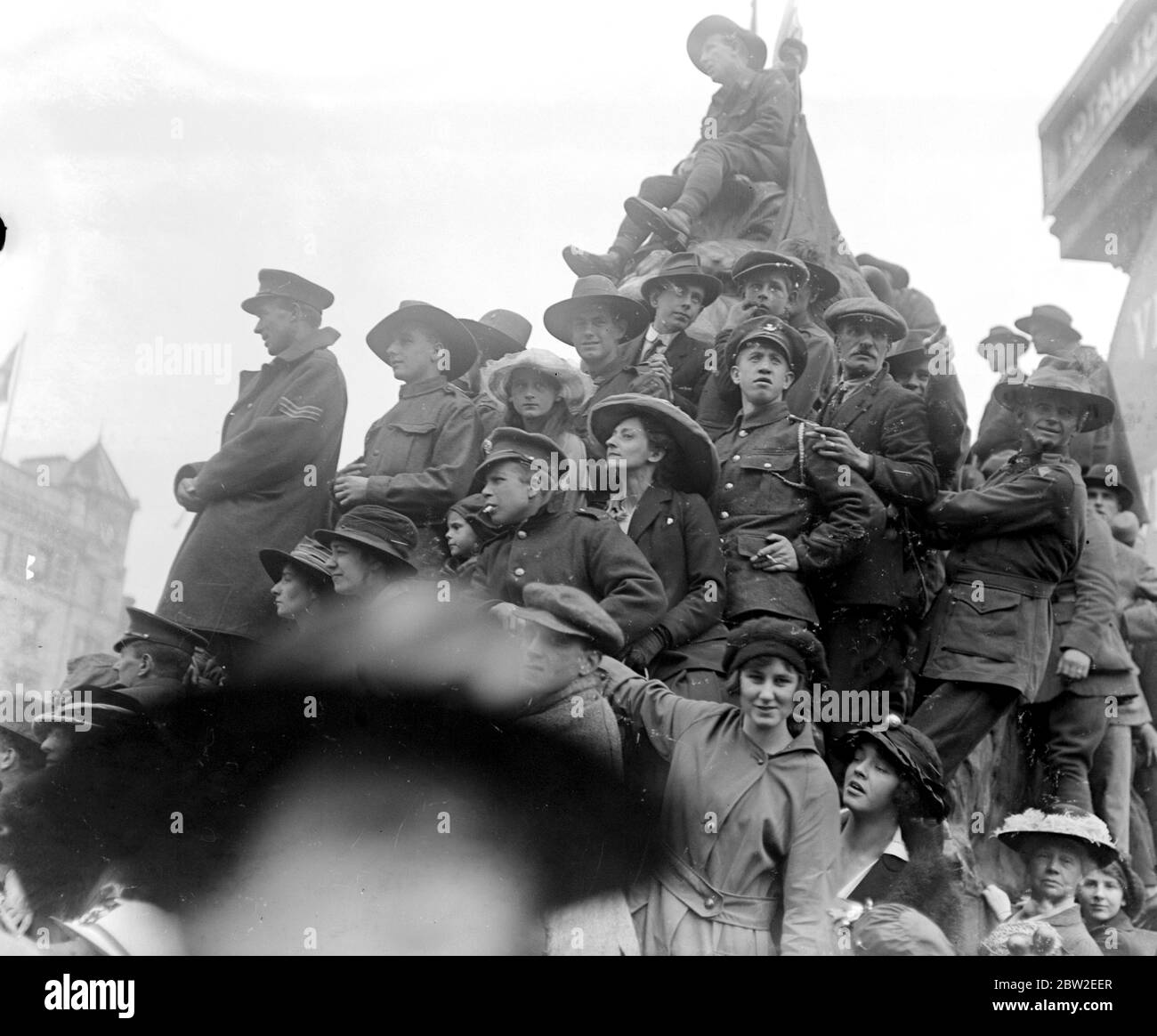 Dichiarazione di pace. Scena in Trafalgar Square. 2 luglio 1919 Foto Stock