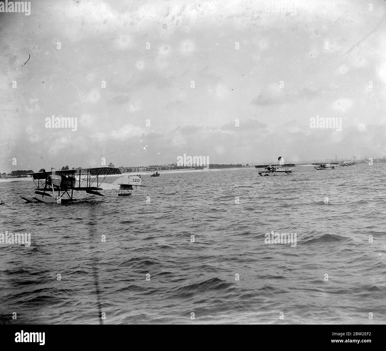 La flotta di Spihead. Torpedo corto tipo 166 che trasporta idrovolante all'ancora. (120) del volo a pioggia NAS, Royal Naval Air Service Foto Stock